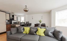 Stunning Contemporary Apartment - Free Parking - 5 Minute Walk To The Beach - Great Location - Fast Wifi - Smart Tv With Netflix Included - Contractor Friendly - Perfect For Short And Long Stays