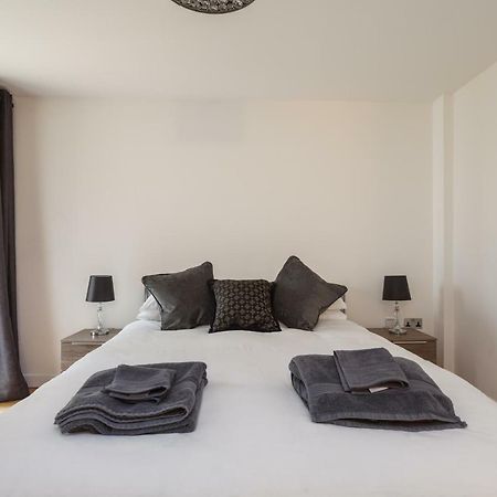 Seaside Serenity: Contemporary Apartment with Beach Access Bournemouth Exterior photo