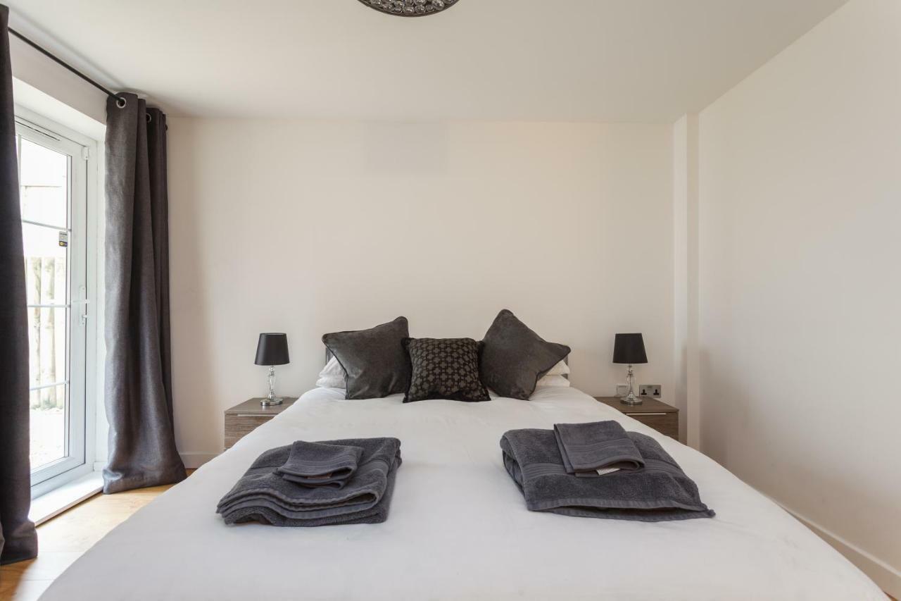 Seaside Serenity: Contemporary Apartment with Beach Access Bournemouth Exterior photo