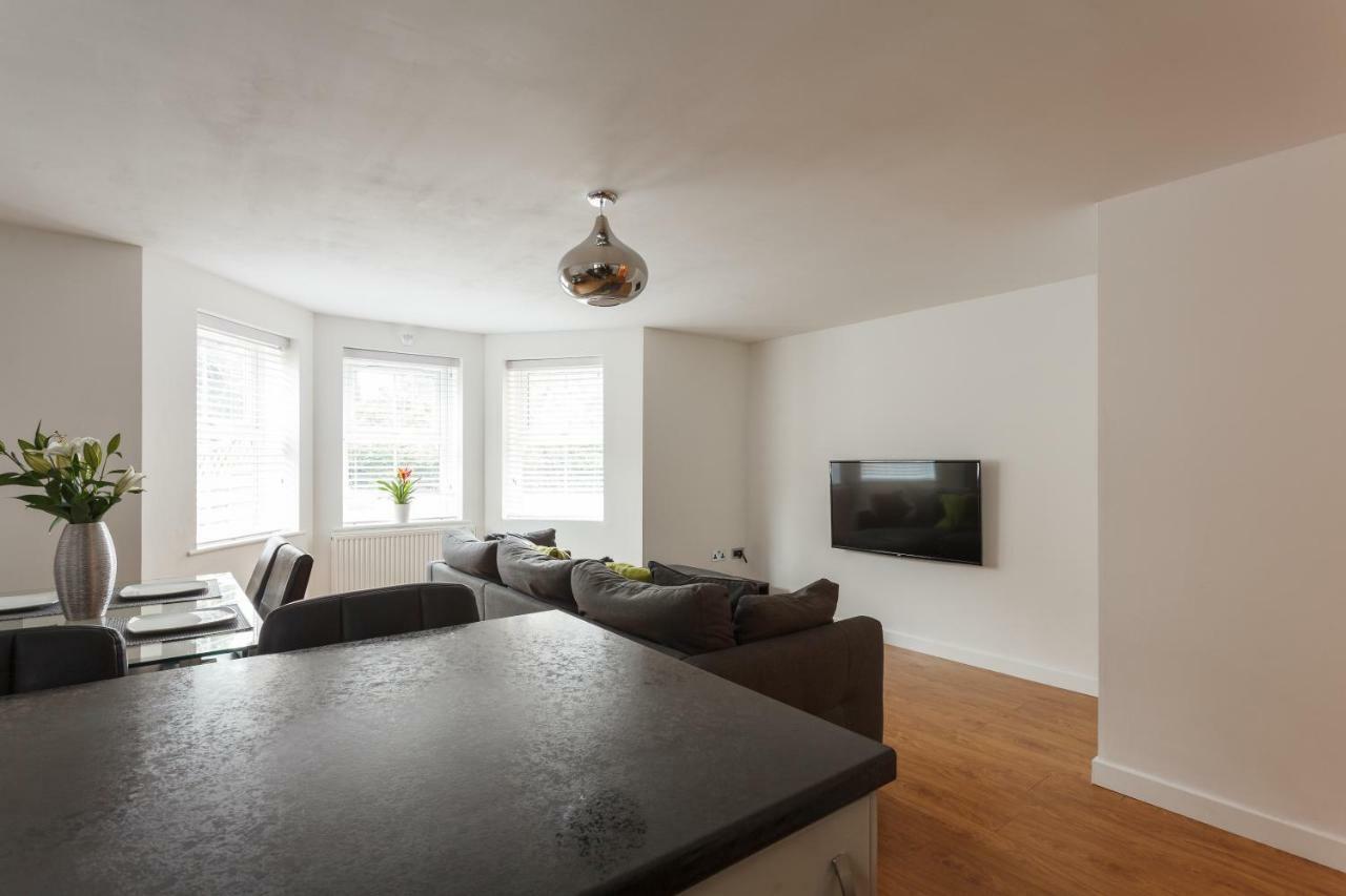 Seaside Serenity: Contemporary Apartment with Beach Access Bournemouth Exterior photo