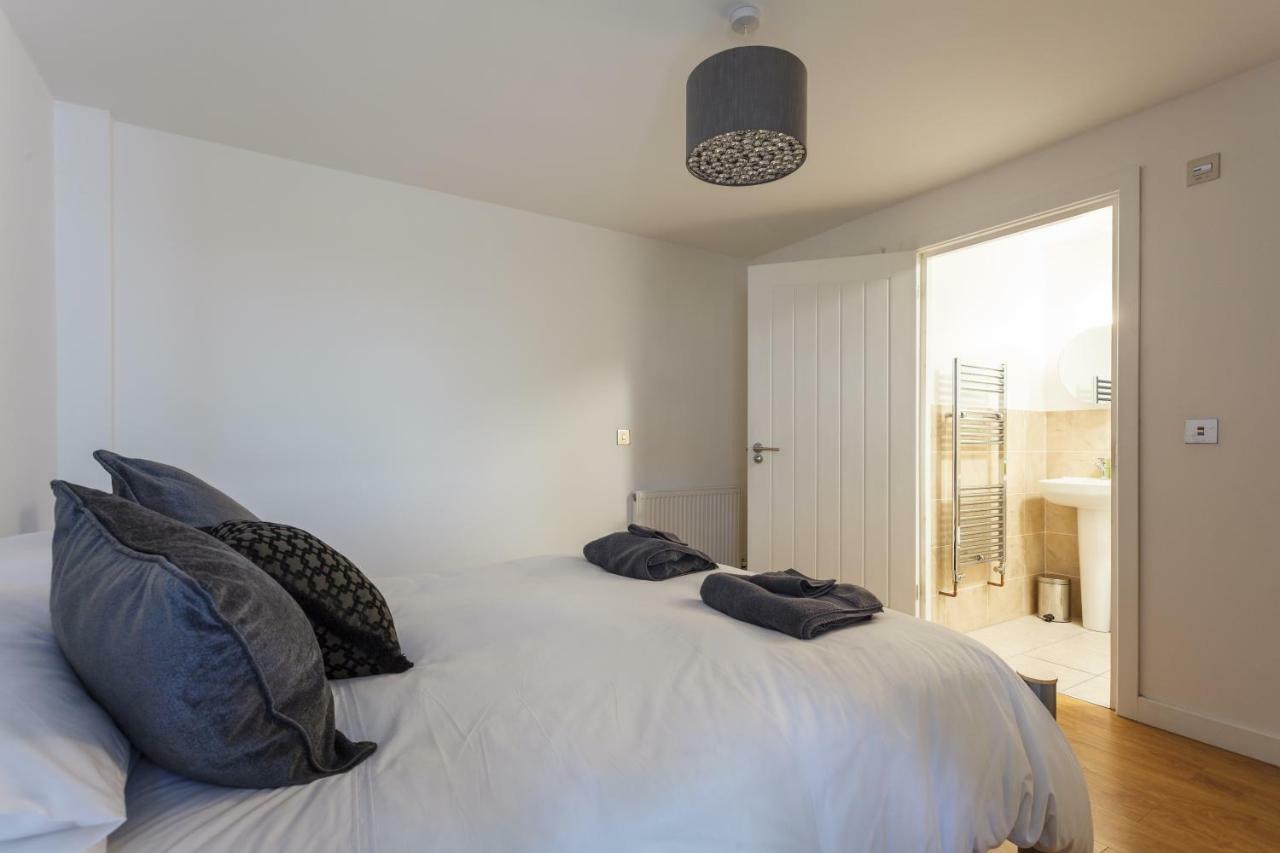 Seaside Serenity: Contemporary Apartment with Beach Access Bournemouth Exterior photo