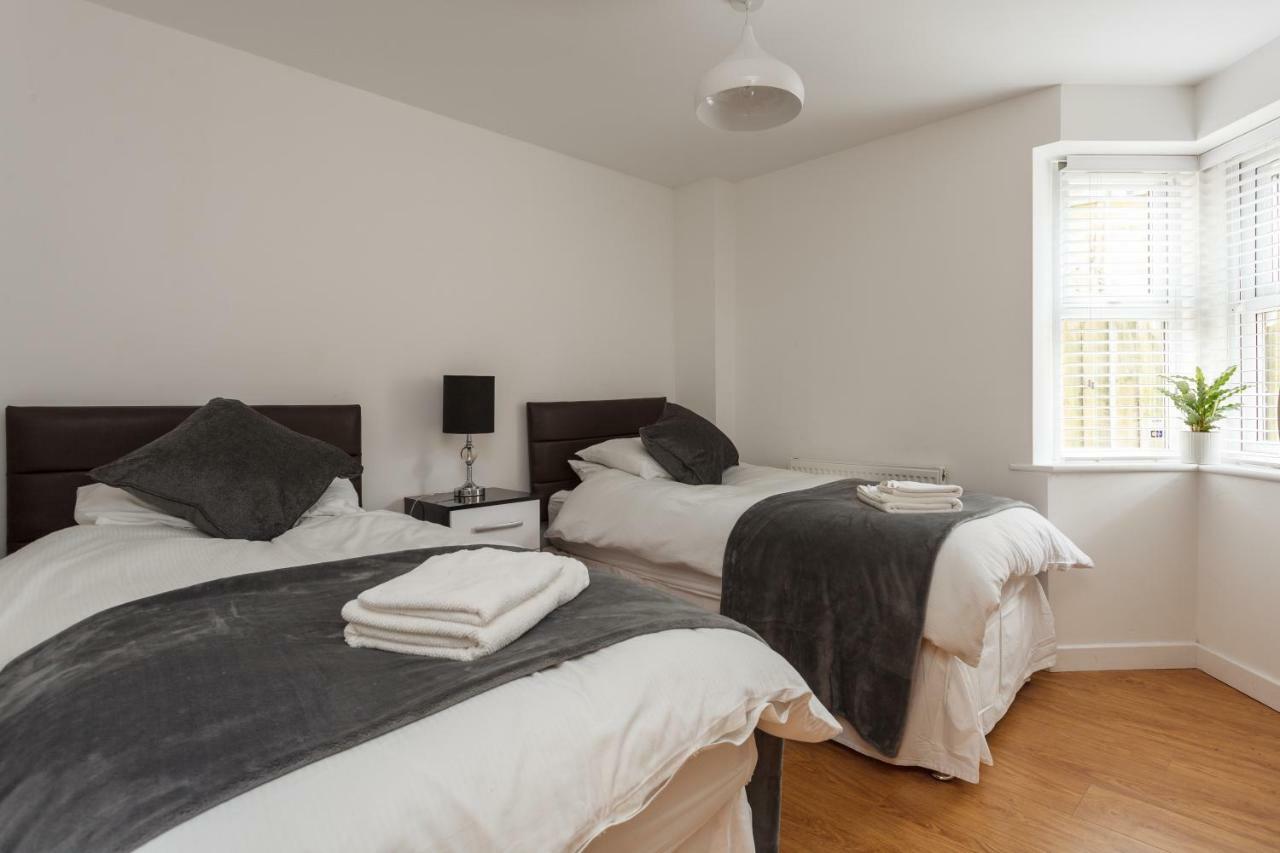 Seaside Serenity: Contemporary Apartment with Beach Access Bournemouth Exterior photo