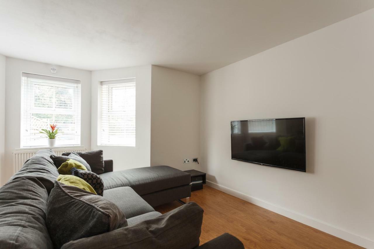 Seaside Serenity: Contemporary Apartment with Beach Access Bournemouth Exterior photo