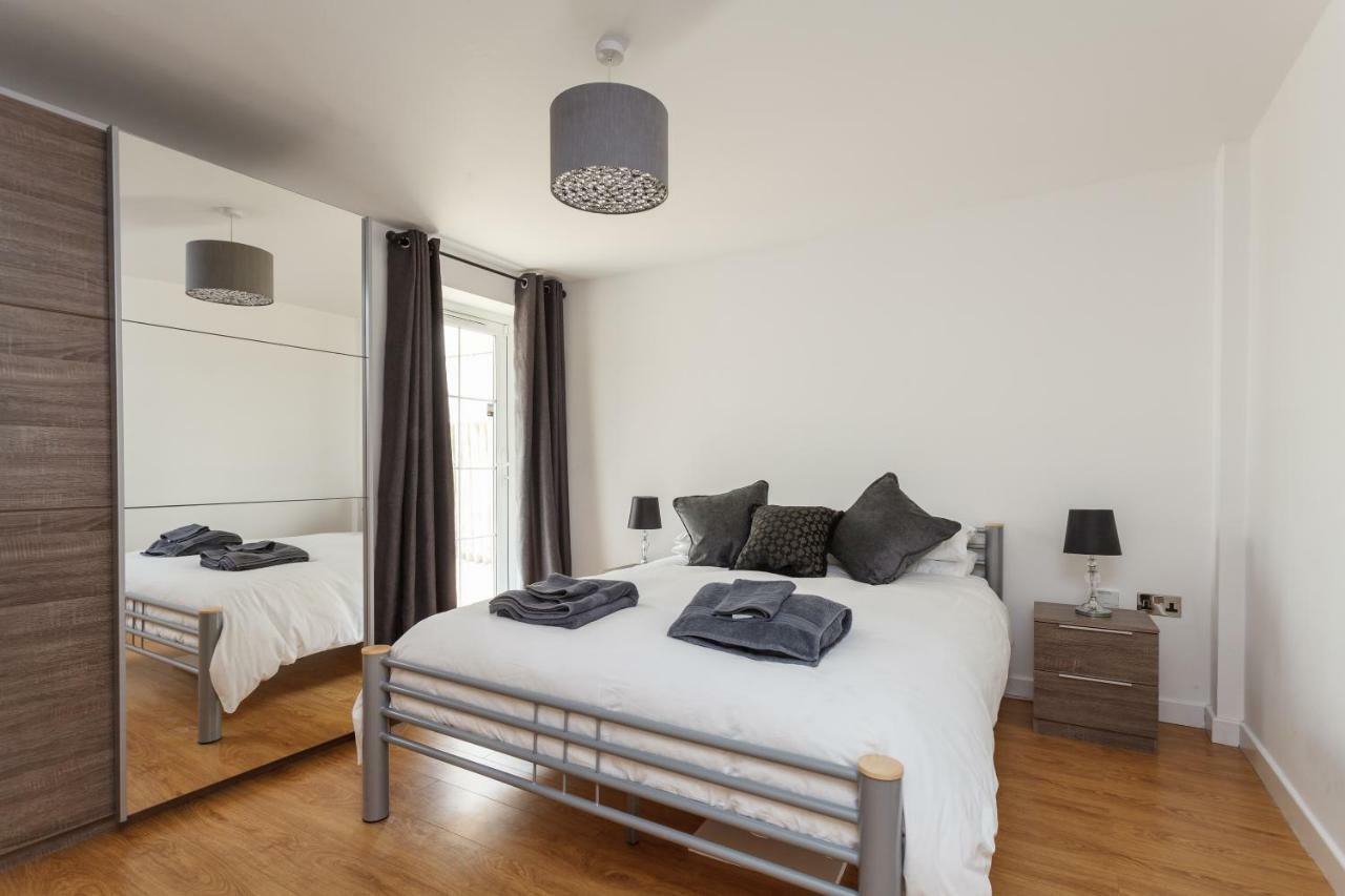 Seaside Serenity: Contemporary Apartment with Beach Access Bournemouth Exterior photo