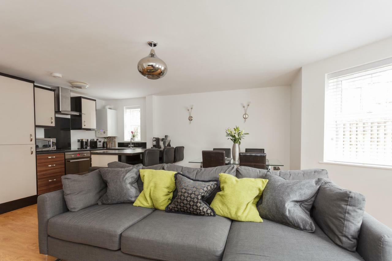 Seaside Serenity: Contemporary Apartment with Beach Access Bournemouth Exterior photo